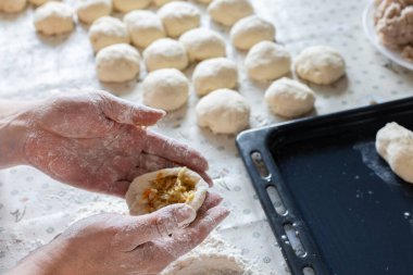  Evde lahana ile turta pişiren bir kadın. Evde pişirme ve pişirme.