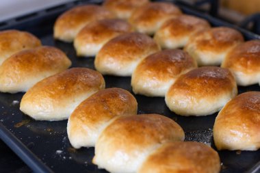 Fırından yeni çıkmış turtalar. Yakın çekim, seçici odaklanma.
