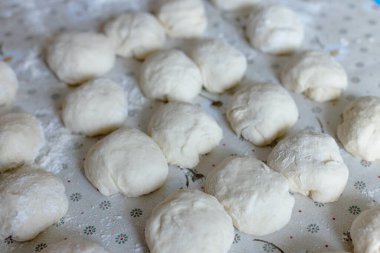 Turta için hamur topları. Evde pişireceğim. Seçici odak.