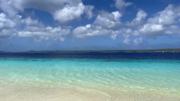 Zandstrand met turquoise zee. Beweging van de camera. — Stockvideo