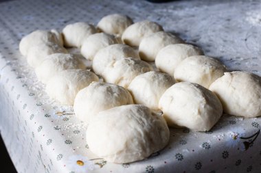 Mutfak masasındaki turtalar için hamur topları. Evde pişireceğim. Seçici odak.