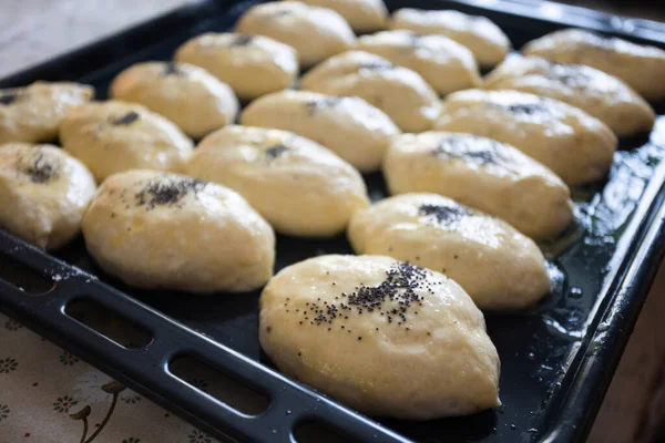 Haşhaş dolu çiğ turtalar.