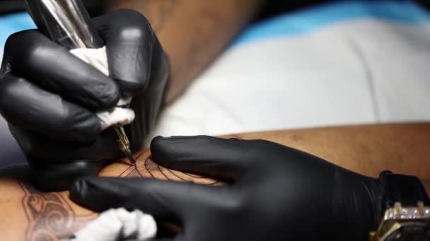 Ruce tatéra v černých rukavicích zaneprázdněných prací, detailní záběr. — Stock video