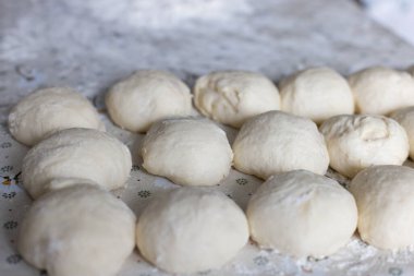 Turta için hamur topları. Evde pişireceğim. Seçici odak.