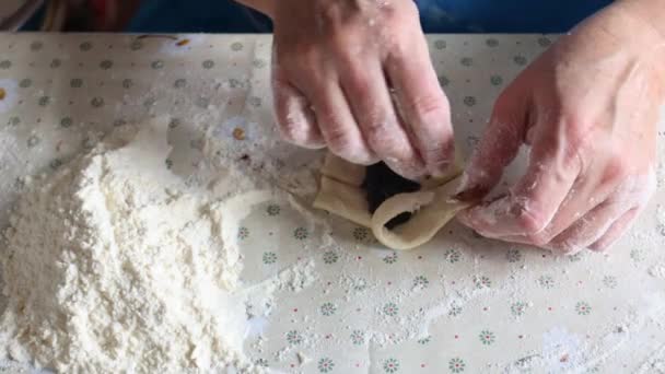 Ženy ruce vaření koláče s makovou náplní. — Stock video