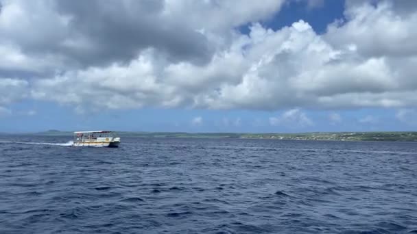 Barca turistica sta navigando sul mare. Movimento della fotocamera. — Video Stock