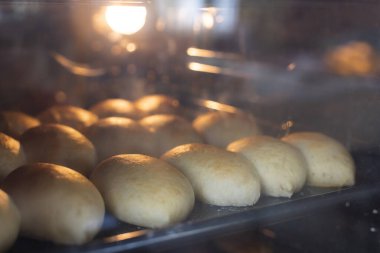 Pastalar fırında. Camdan bak. Yakın çekim, seçici odaklanma.