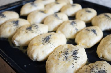 Arka sayfada haşhaş dolu çiğ turtalar..