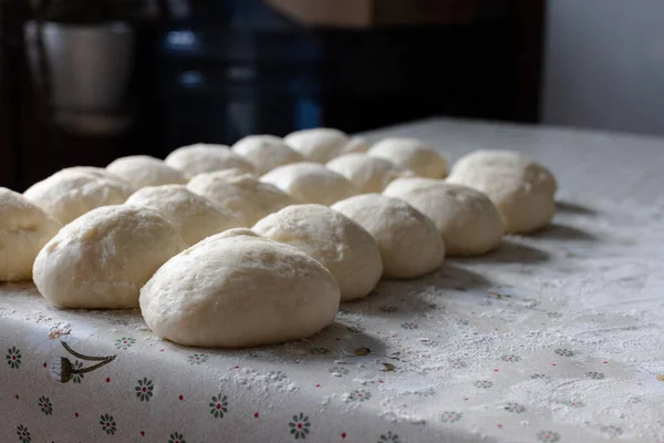 Kule z ciasta na stół kuchenny. Pieczenie w domu. Skupienie selektywne. — Zdjęcie stockowe