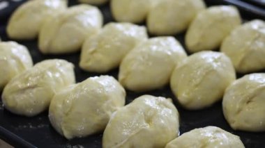 Yedek çarşafı olan çiğ turtalar. Kameranın yavaş çekimi.