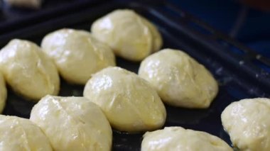 Yedek çarşafı olan çiğ turtalar. Kameranın yavaş çekimi.