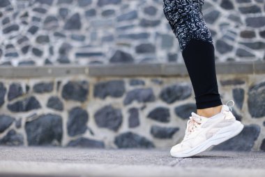  Spor elbiseli kadın atlamaya hazır. Deri taytlı kadın bacakları.