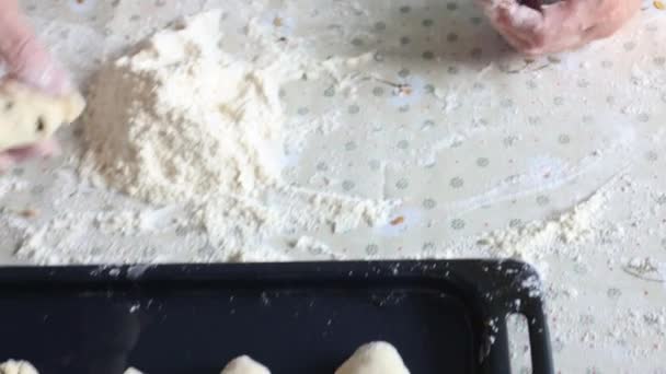 Mujeres manos cocinar pasteles con relleno de amapola. — Vídeos de Stock