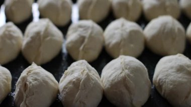 Yedek çarşafı olan çiğ turtalar.