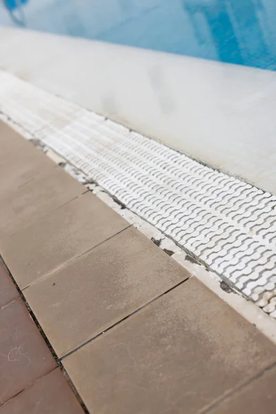 Tiled floor near swimming pool. Closeup. Selective focus. —  Fotos de Stock