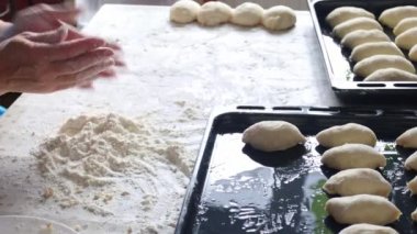  Evde turta pişiren bir kadın. Evde pişirme ve pişirme.