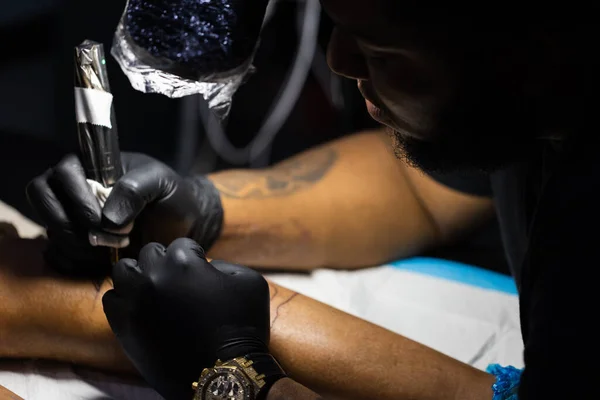 Tattoo artist is concentrated on his work. Closeup. — Fotografia de Stock