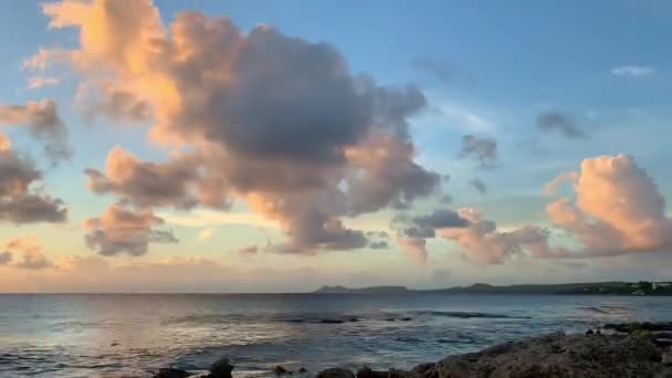 Bunter Sonnenuntergang über dem Meer. Boot mit einem Segel bei Sonnenuntergang. Zeitraffer. — Stockvideo