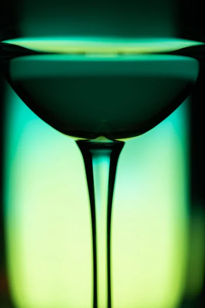 Cocktail drink on a green background. Blue drink. Selective focus. — стоковое фото