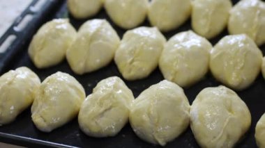 Yedek çarşafı olan çiğ turtalar. Kameranın yavaş çekimi.