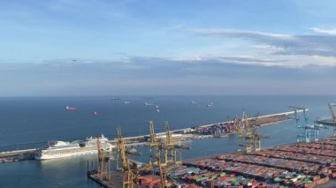 4 bin. Limandaki konteyner terminalinin iskelesinde büyük rıhtım kenarı vinci.