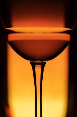 Renkli bir arka planda kokteyl içeceği. Turuncu sıcak içecek. Seçici odak.