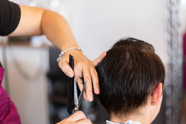 Cortar cabelo no cabeleireiro. Trate o cabelo no salão de beleza. Fechar.. — Fotografia de Stock