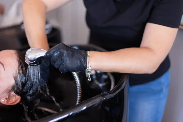 Cabeleireiro Mulher Lavando Cabelo Salão Fecha Porta Foco Seletivo — Fotografia de Stock