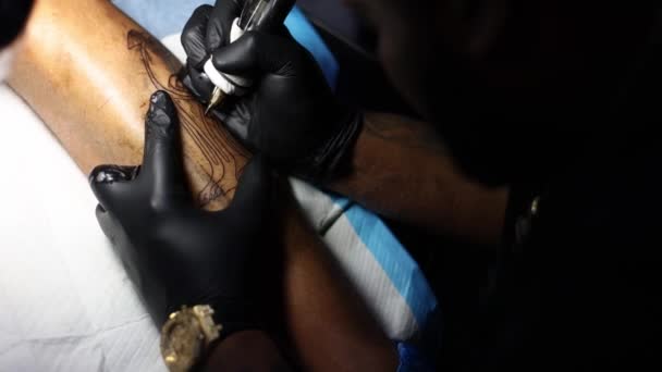 Händer Tatuerare Svarta Handskar Upptagna Med Arbete Tatuering Butik Bilder — Stockvideo