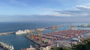 Barcelona, İspanya - 13 Şubat 2022: Limandaki konteynır terminalinde rıhtıma yanaşan geniş kanat vinci. 4k görüntü