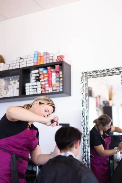 Fryzjer Cięcia Modelowania Brązowe Włosy Przez Nożyczki Grzebień Skupienie Selektywne — Zdjęcie stockowe