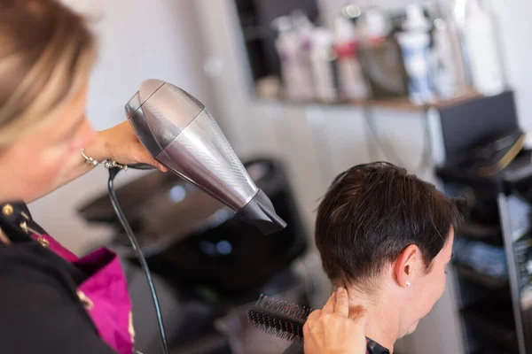 Stylista Suszenie Włosów Kobiety Salonie Fryzjerskim Zbliżenie — Zdjęcie stockowe