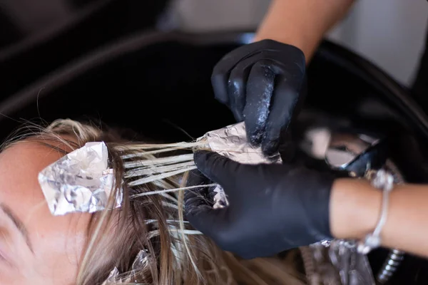 Cabeleireiro Decolar Folha Com Tintura Cabelo Cabelo Cliente Cabelo Colorido — Fotografia de Stock