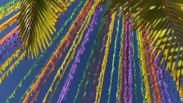 Mavi Gökyüzü Palmiye Yapraklarının Önündeki Caddeyi Süsleyen Çok Renkli Kurdeleler — Stok video