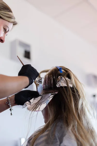 Βάζοντας Βαφή Μαλλιών Στα Μαλλιά Ένα Κομμάτι Αλουμινόχαρτο Χρωματισμός Μαλλιών — Φωτογραφία Αρχείου