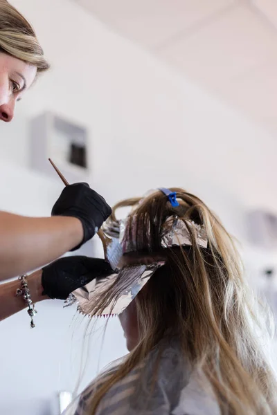 Colocando Tintura Cabelo Cabelo Com Pedaço Papel Alumínio Cabelo Colorido — Fotografia de Stock