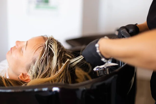 Kappers Verwijderen Folie Met Haarverf Uit Het Haar Van Klant — Stockfoto