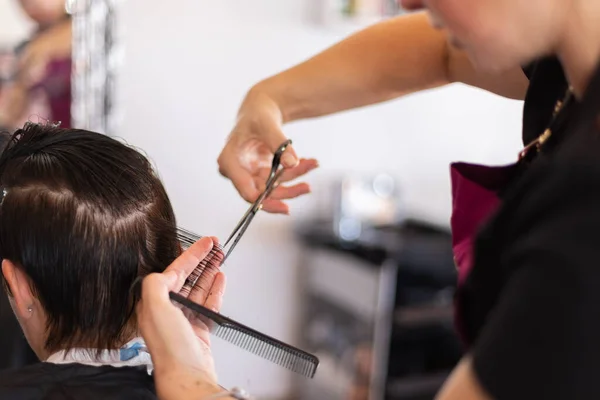 Haare Schneiden Beim Friseur Behandeln Sie Die Haare Schönheitssalon Nahaufnahme — Stockfoto