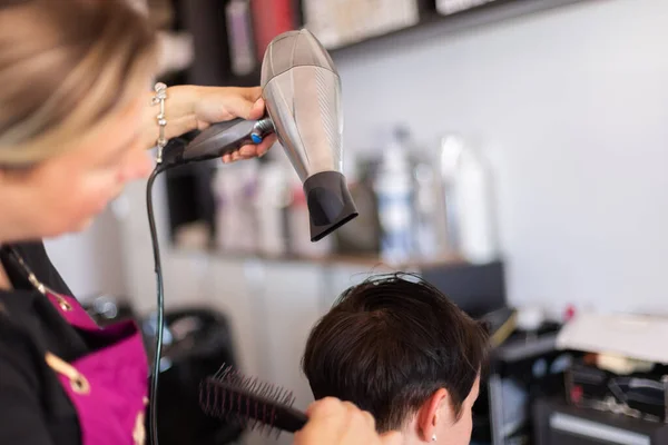 Stylista Suszenie Włosów Kobiety Salonie Fryzjerskim Zbliżenie — Zdjęcie stockowe