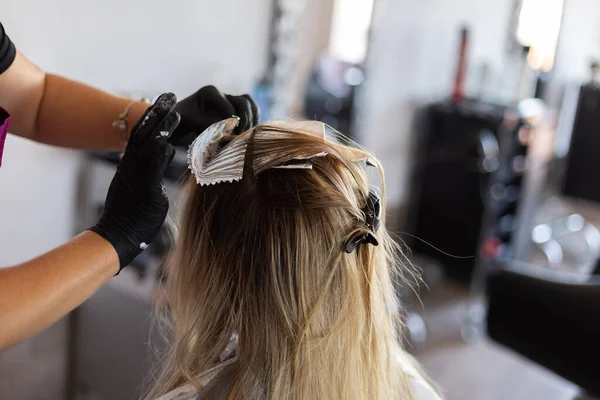Putting Strand Hair Hair Dye Piece Foil Colouring Hair Beauty — Stock Photo, Image