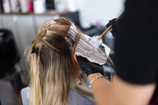 Colorist Legt Haarfärbemittel Auf Haarlocke Mit Folie — Stockfoto