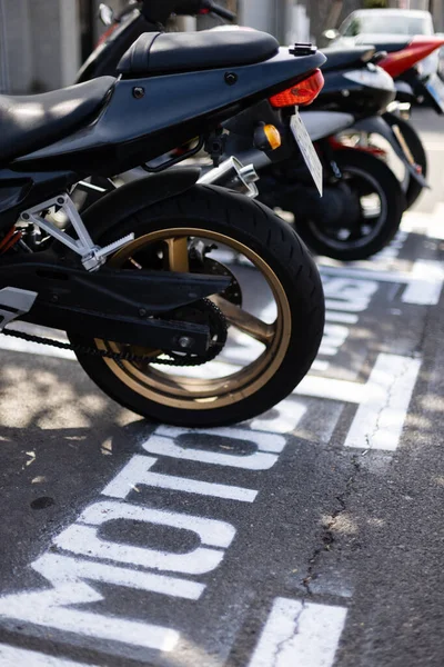 Motocykle Zaparkowane Parkingu Zewnątrz Podpisz Drodze — Zdjęcie stockowe