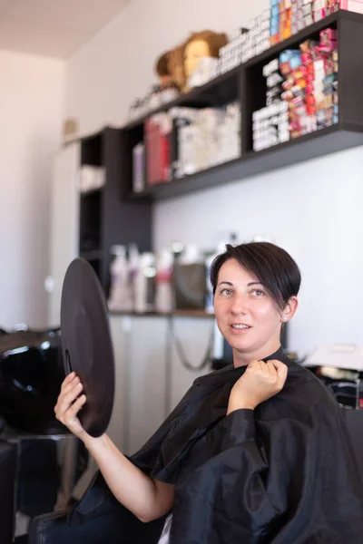 Mulher Examina Seu Corte Cabelo Espelho Cabeleireiro Foco Seletivo — Fotografia de Stock