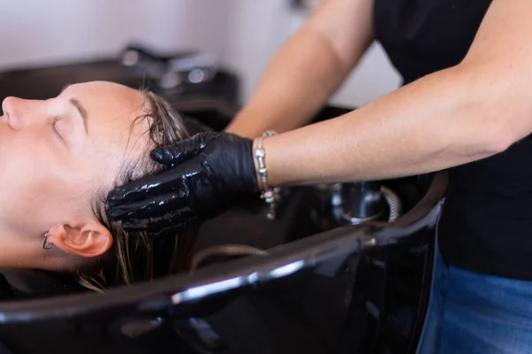 Κομμώτρια Πλύνει Μαλλιά Της Γυναίκας Στο Σαλόνι Κοντινό Πλάνο Επιλεκτική — Φωτογραφία Αρχείου