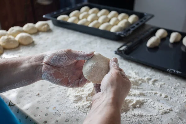 Γυναικεία Χέρια Μαγειρεύουν Από Ζύμη Ψήσιμο Στο Σπίτι — Φωτογραφία Αρχείου