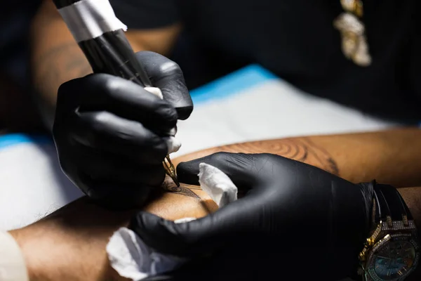 Руки Татуировщика Черных Перчатках Заняты Работой Тату Магазине — стоковое фото