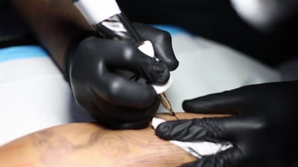 Manos Del Artista Del Tatuaje Guantes Negros Ocupados Con Trabajo — Vídeos de Stock