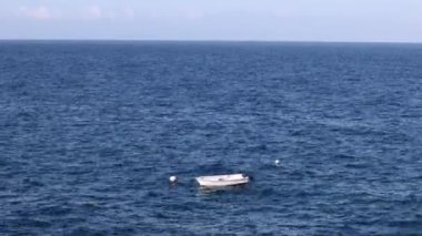 Okyanusta yüzen küçük bir balıkçı teknesi. 4k görüntü