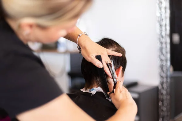 Taglio Capelli Parrucchiere Trattare Capelli Salone Bellezza Vista Posteriore Focus — Foto Stock