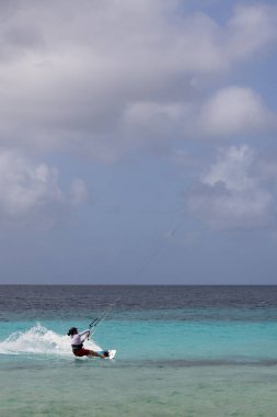 Fırtınalı havada uçurtma sörfü yapan tanınmayan biri. Yazın aktif spor